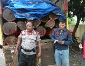 Satu Truk Kayu Jati Hasil Curian Diamankan Polres Rembang
