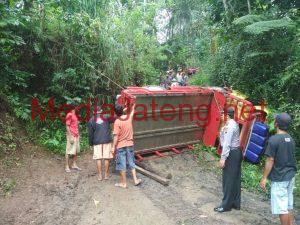 Angkut 12 kuintal ayam, truk ini terguling di Purbalingga