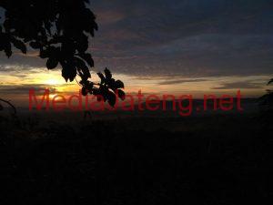 Matahari Bukit Sigar Bencah dan Kopi Mbah Gombrang