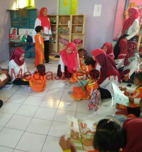 Ayah dan Ibu, Yuk Ikut Gerakan Membacakan Buku ke Anak