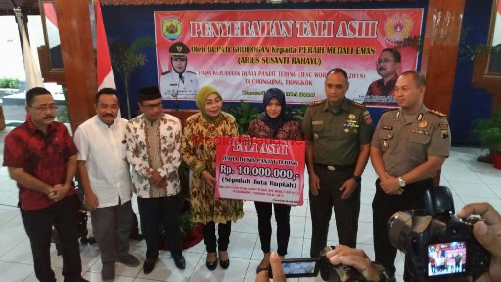 Honorer Dapat Penghargaan Bukan Karena Kinerja, Tapi Karena Panjat Tebing