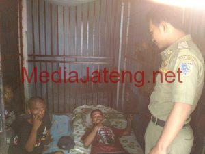 Layaknya Artis, Begini Gaya Tujuh Anjal Saat Diamankan Satpol PP Demak