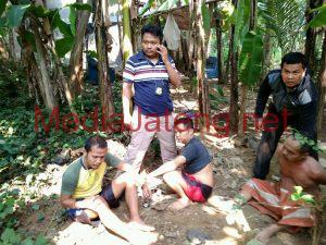 Bukan Beribadah, Empat Lelaki Ini Justru Judi di Bulan Suci