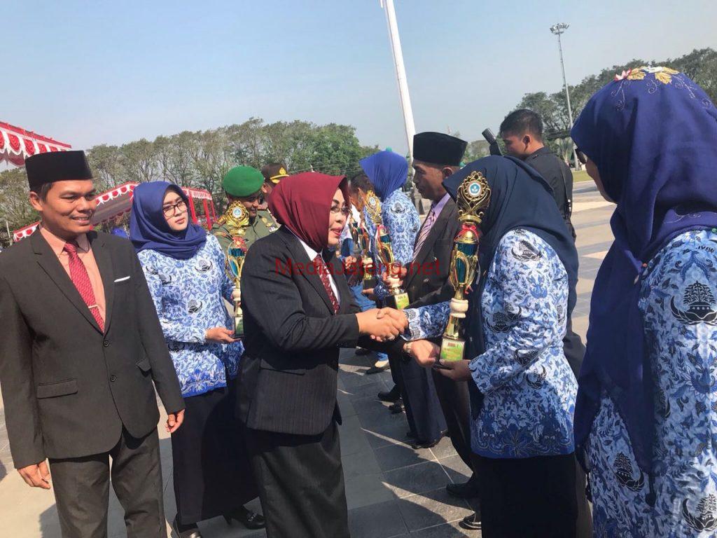 Hardiknas, 16 Tenaga Pendidikan Tersenyum