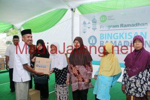 Gandeng IZI, PLN Bagi 200 Paket Sembako pada Dhuafa