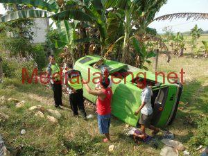Hindari Kecekalaan, Angkutan Kota Masuk Parit