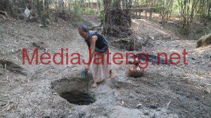 Gali Sumur di Tengah Sungai, Upaya Warga Ngrandah Dapatkan Air di Musim Kemarau