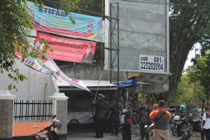 Batas Terakhir Tidak Diindahkan, Bawaslu Copot Paksa APK Nakal