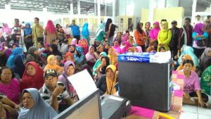 Pedagang Lesehan Nunggu Nomor Lapak