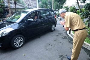 Gubernur mau sungkem ke sesepuh. Kamu ?
