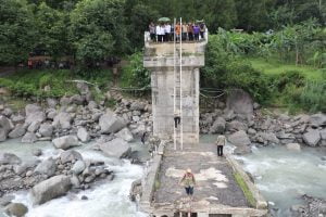 Viral : Guru honorer tantang maut. Jembatan darurat Kali Keruh dibangun