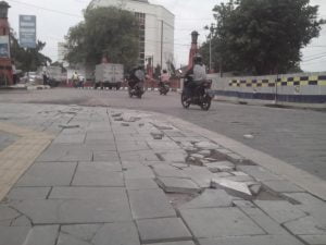 Baru Saja Selesai Dibangun, Paving Kawasan Kota Lama Rusak