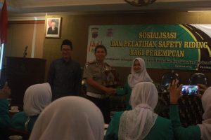 Safety Riding Bagi Perempuan, Keselamatan Lebih Penting Daripada Dandanan