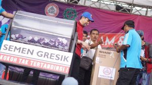 Warga Kelilingi Pabrik Semen