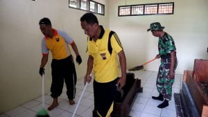 Saat Anggota Kepolisian Membersihkan Makam Bupati Pertama Grobogan