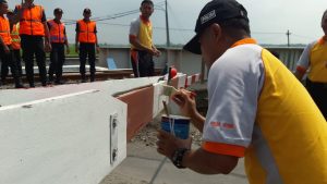 Pertegas Cat, Selamatkan Pengendara. Mau Coba?