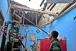 Atap Rumah Runtuh Dimakan Rayap, Warga Diselamatkan Babinsa
