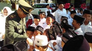 HUT RI, TNI Sambangi Pesantren