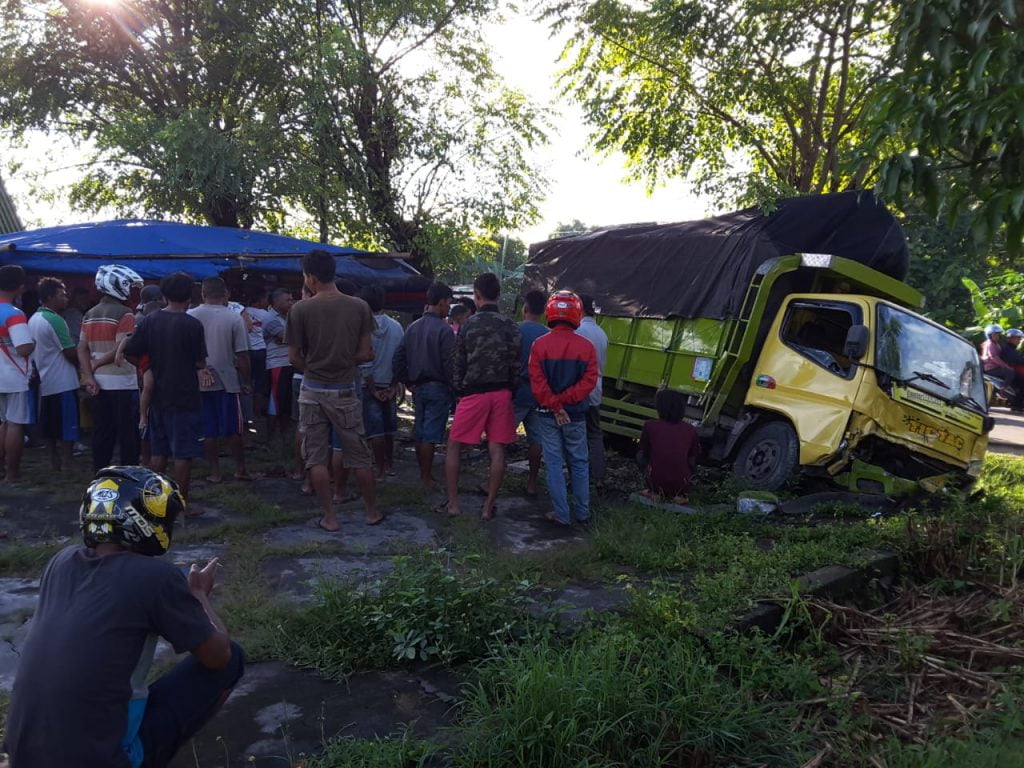 Truk Cium 3 Motor, Satu Guru Tewas