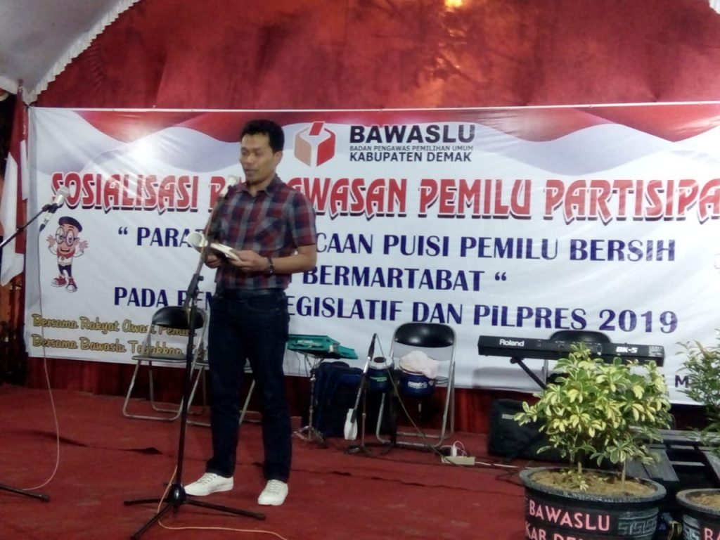 Dengan Puisi, Bawaslu Demak Ajak Masyarkat Berpartisi Menyambut Pesta Demokrasi Dengan Parade Puisi