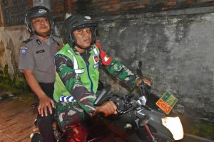 Bukan Mobil Mewah, Mereka Hanya Berboncengan Motor