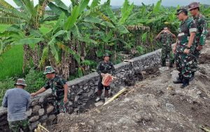 Disambangi TNI, Warga Tersenyum Bahagia