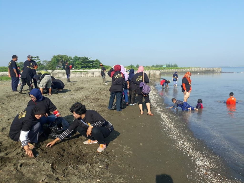 Menikmati Bermain Air, Usai Dibersihkan