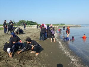 Menikmati Bermain Air, Usai Dibersihkan