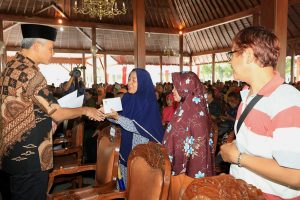 Ganjar Rogoh Kantong Pribadi Bantu Korban Kebakaran Pasar Purwokerto