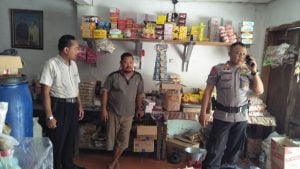 Petugas Amankan Ratusan Botol Miras