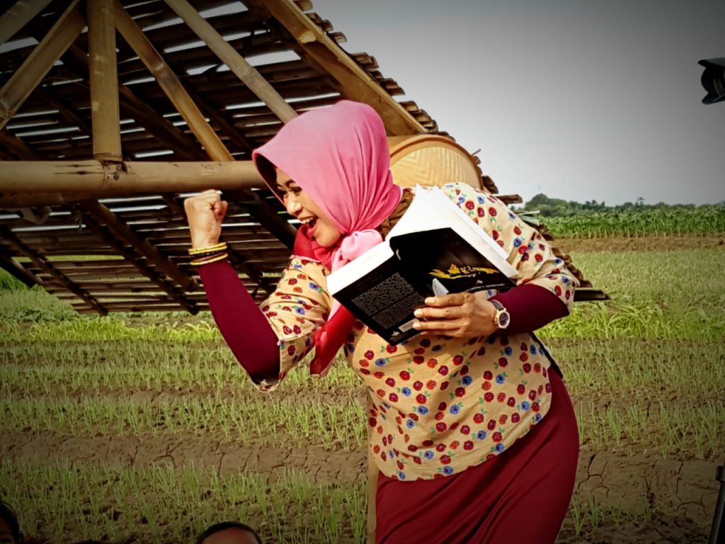Istri Deputi Penindakan KPK ini Ciptakan Lagu Kebangkitan ‘Rolland Band’