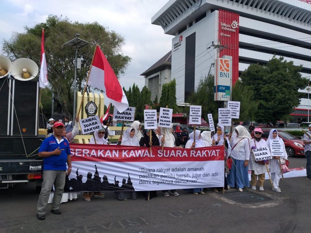 Puluhan Anak Muda Turun Ke Jalan Ajak Masyarakat Kawal Pemilu