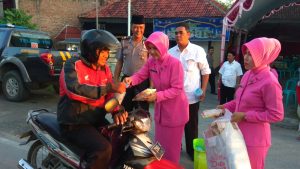 Bukan Minta Surat, Polisi Hadang Pengendara  Tuk Beri Takjil