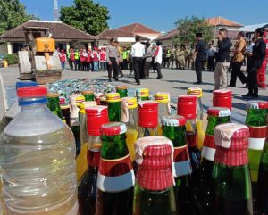 Antisipasi Kejahatan Jelang Lebaran, Miras Ribuan Botol Dimusnahkan