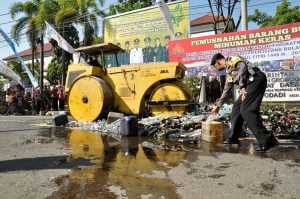 Sebanyak 5.034 Botol Minuman Keras Dimusnahkan