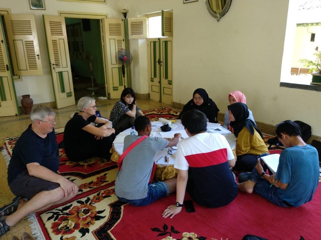 Sejumlah Mahasiswa Asing Pelajari Budaya Kampung Batik Laweyan