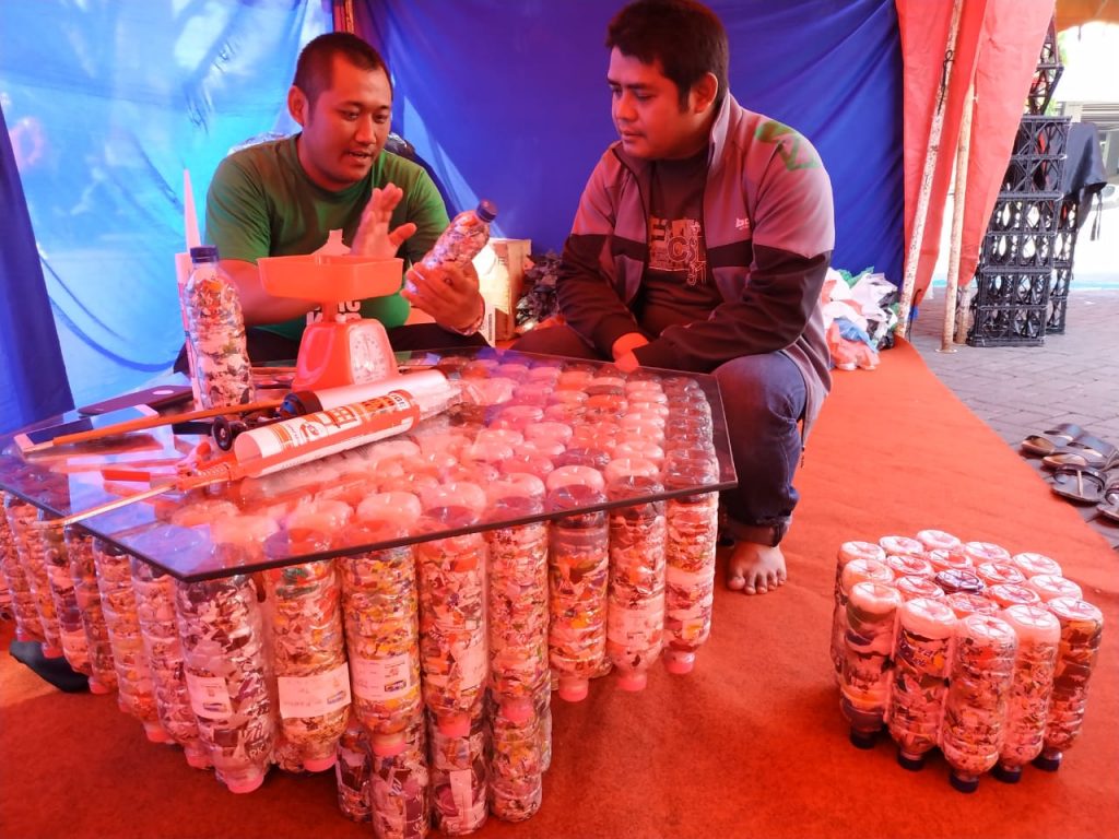 Marimas Edukasi Ecobricks Pada Pengunjung Caring For Nation 3