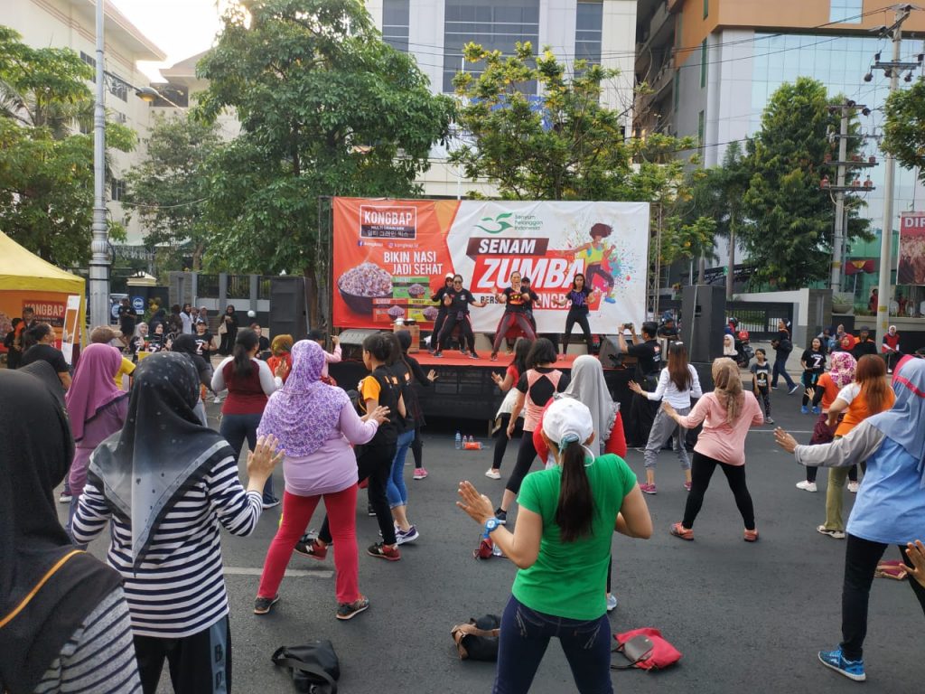 Tergerak Hidup Sehat, Ratusan Pengunjung CFD Ikut Senam Zumba Kongbap