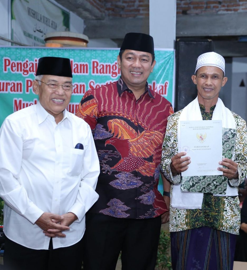 Dukung Program PTSL, Hendi Serahkan Sertifikat Tanah Wakaf Musholla