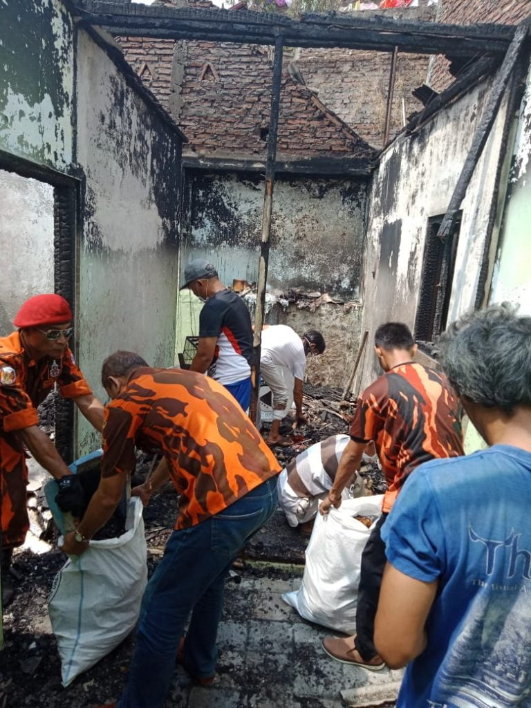 Bukan Sekedar Bantuan Sembako, Pemuda Pancasila Juga Kerja Bakti Bersihkan Puing-puing Sisa Kebakaran