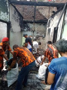 Bukan Sekedar Bantuan Sembako, Pemuda Pancasila Juga Kerja Bakti Bersihkan Puing-puing Sisa Kebakaran