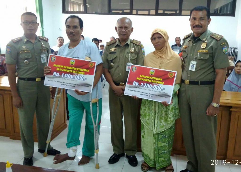 Pemkab Jepara Serahkan Bantuan Kesehatan dan Santunan Kematian kepada Anggota Satlinmas