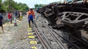 Kereta Api Barang Bermuatan Semen Anjlok di Doplang
