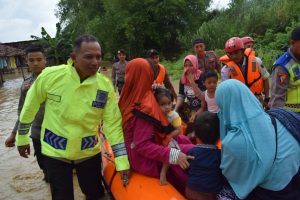 Kapolres Fidelis Terjun Evakuasi Korban Banjir Demak
