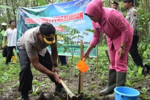 Cegah Longsor, Polres Demak Tanam Ribuan Pohon