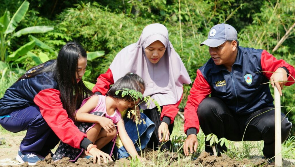 Nabila Menanam Pohon untuk Selamatkan