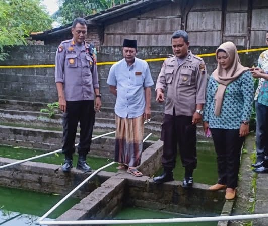 Misteri Bayi Merah di Kolam Ikan