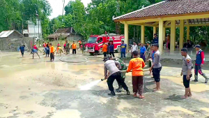 Pasca Banjir, Polisi dan TNI Gotong Royong Bersihkan Lumpur