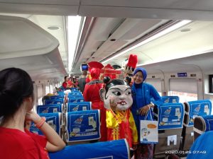 Lucu. Barongsai Naik Turun Kereta