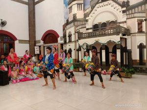 Tarian Dolanan Obati Kejenuhan Penumpang Tunggu Kereta